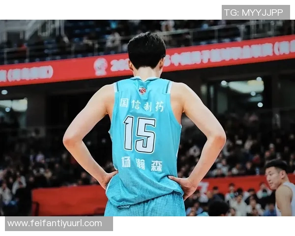 媒体人杨瀚森当众流泪展现真实情感无惧外界评价